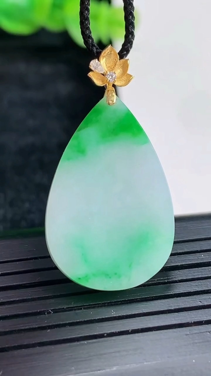 天然A货翡翠水滴吊坠尺寸28-18-3.8重量:4.63g
4月17日