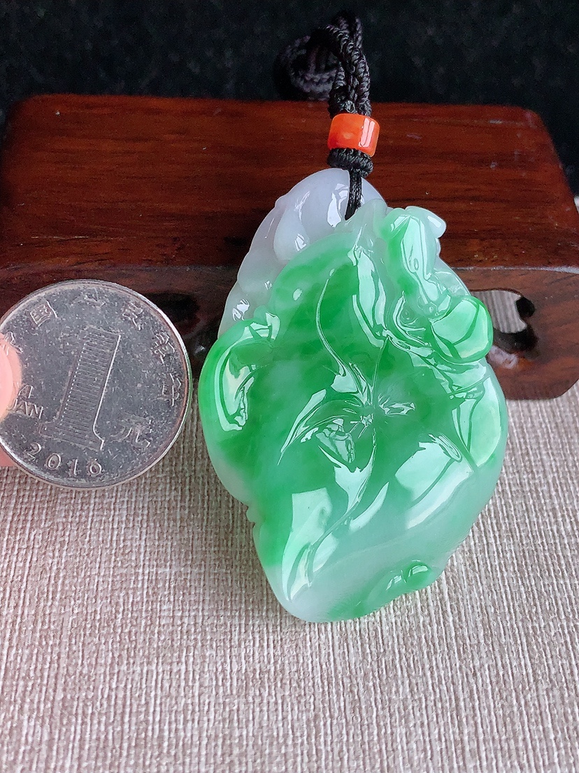 天然A货翡翠飘绿和和美美呱呱来财吊坠  
尺寸53.8-38.8-11.8mm 重量37.76g 0415