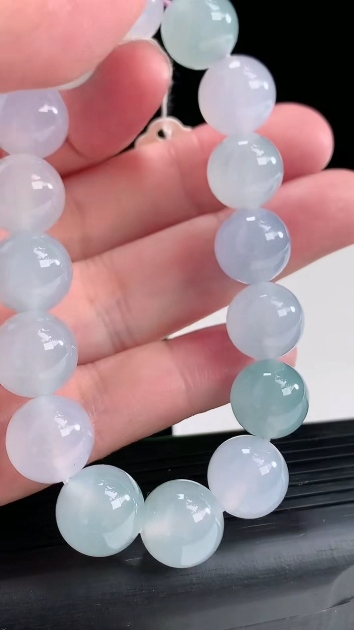 天然A货翡翠圆珠手串尺寸12.5-16颗重量:53.42g4月17日
工厂直销收藏佳品,种好水足，色泽均匀，有种有色，上手高大气！