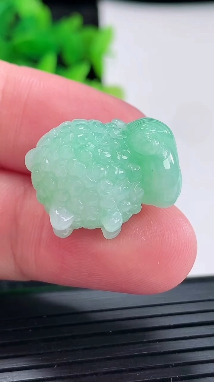 天然A货翡翠生肖羊吊坠尺寸21.6-17.6-13重量:8.11g
4月17日