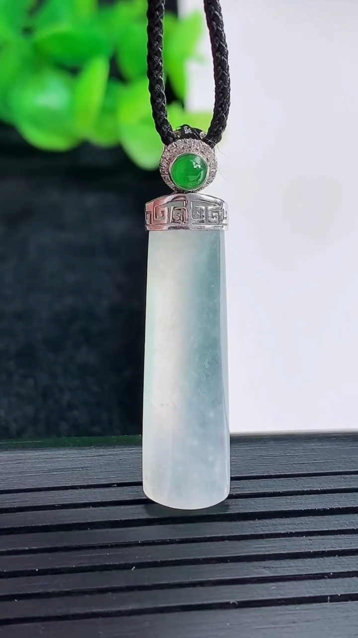 天然A货翡翠种白冰平安柱吊坠尺寸30-8.6-4重量:3.37g
4月17日