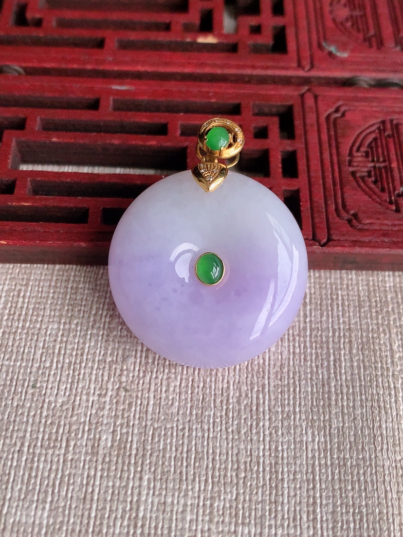 天然A货翡翠18K金镶嵌紫罗兰平安扣吊坠 
尺寸35.8-27.8-10.8mm 重量20.46g 