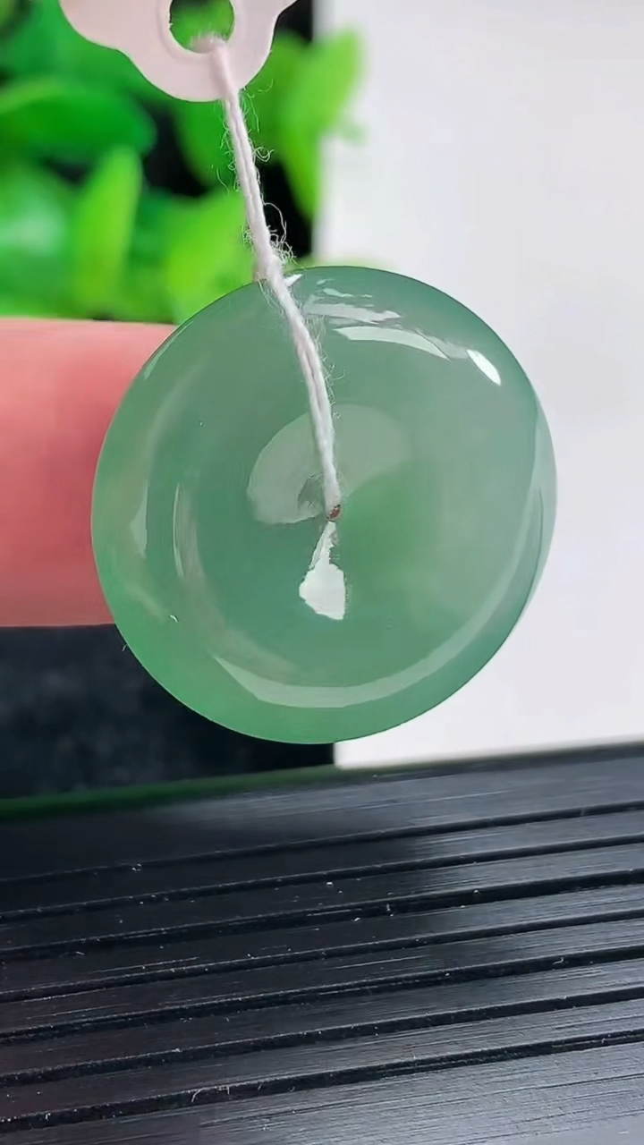 天然A货翡翠平安扣吊坠尺寸23.6-5重量:5.86g
4月17日