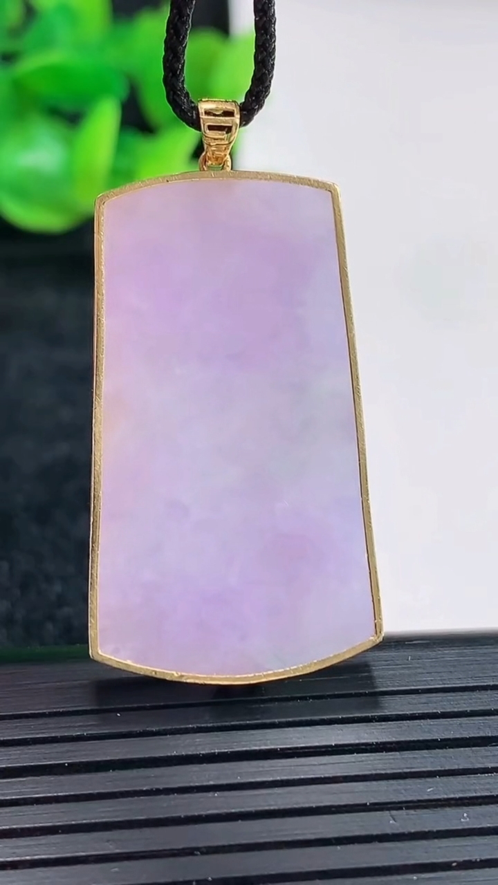 天然A货翡翠18k金春带彩 紫罗兰无事牌吊坠尺寸38.5-21-4.6，裸石35-20重量:10.07g
4月17日