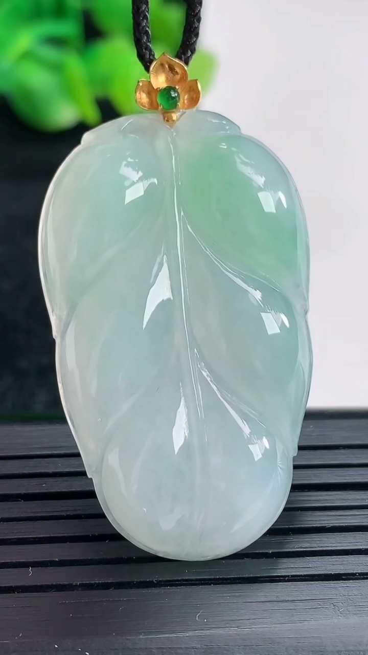 天然A货翡翠金枝玉叶 叶子吊坠尺寸40-25-5.5重量:11.25g
4月17日