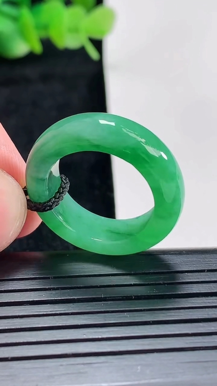 天然A货翡翠玉指环戒指尺寸17.2-6.6-4.2重量:5.39g2026年4月17日
工厂直销收藏佳品,种好水足，色泽均匀，有种有色，上手高大气！