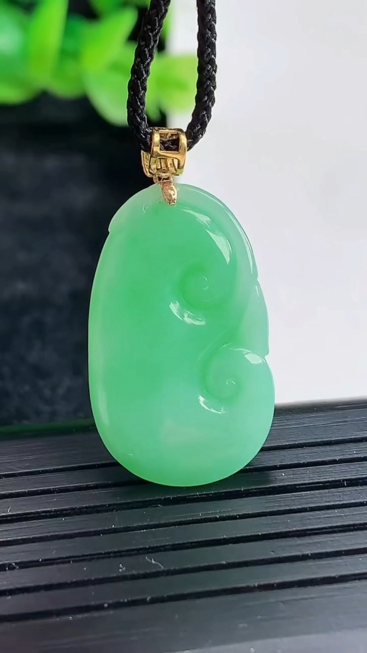 天然A货翡翠如意吊坠尺寸26-16-4重量:3.51g
4月17日