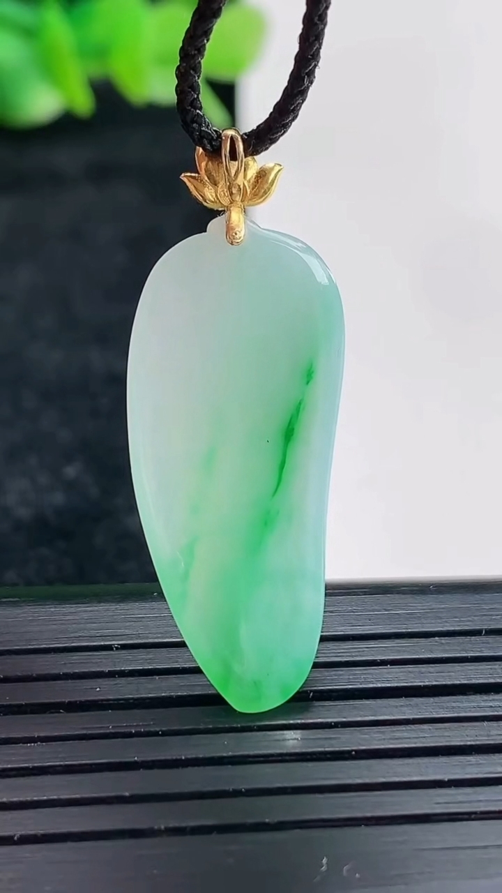 天然A货翡翠福瓜吊坠尺寸29.6-14-3.3重量:3.04g
4月17日