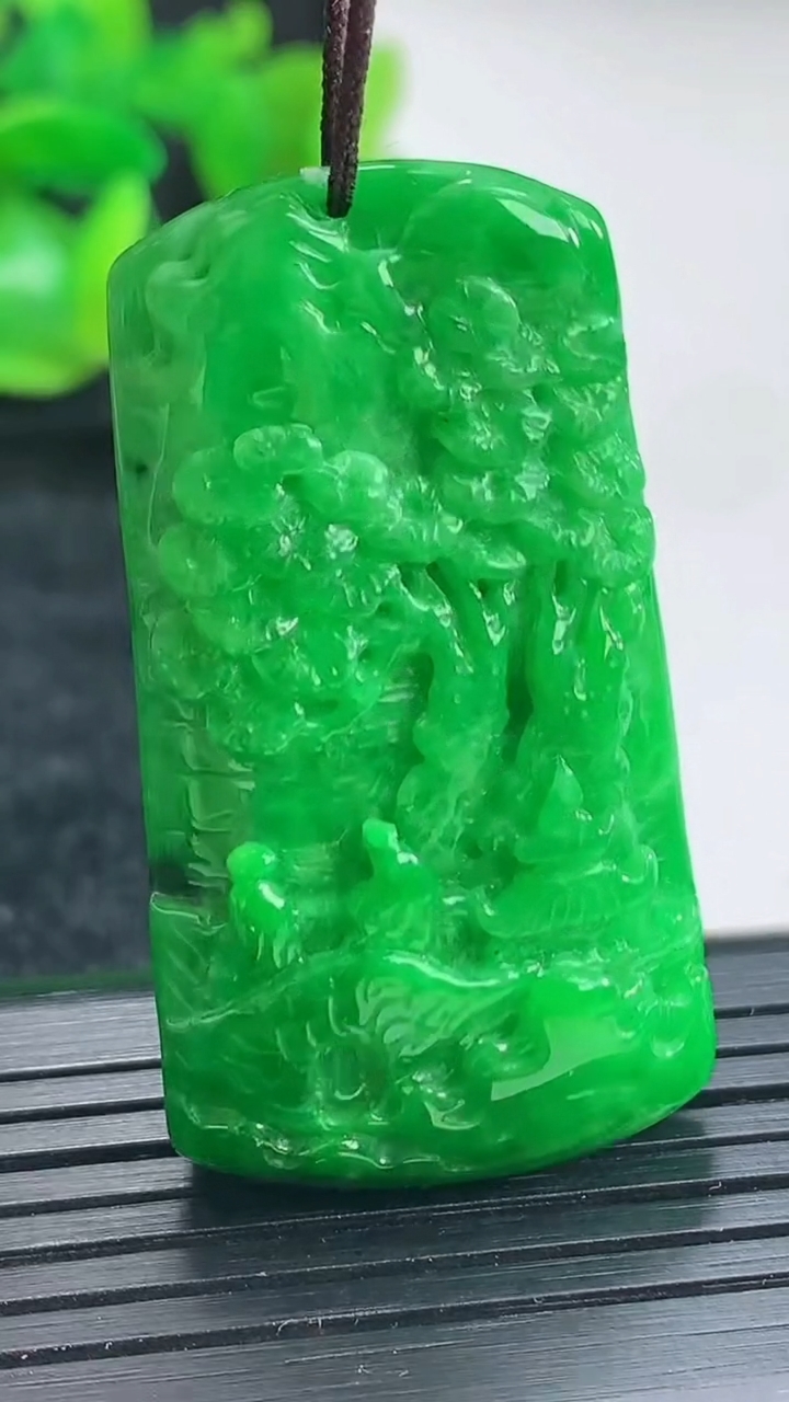 天然A货翡翠山水牌吊坠尺寸43-23.6-10重量:20.25g
4月17日