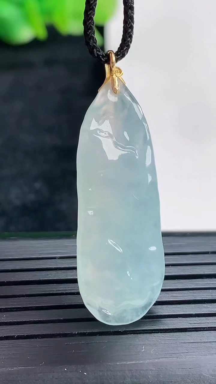 天然A货翡翠18k金飘花原石吊坠尺寸33-13-6重量:4.69g
4月17日