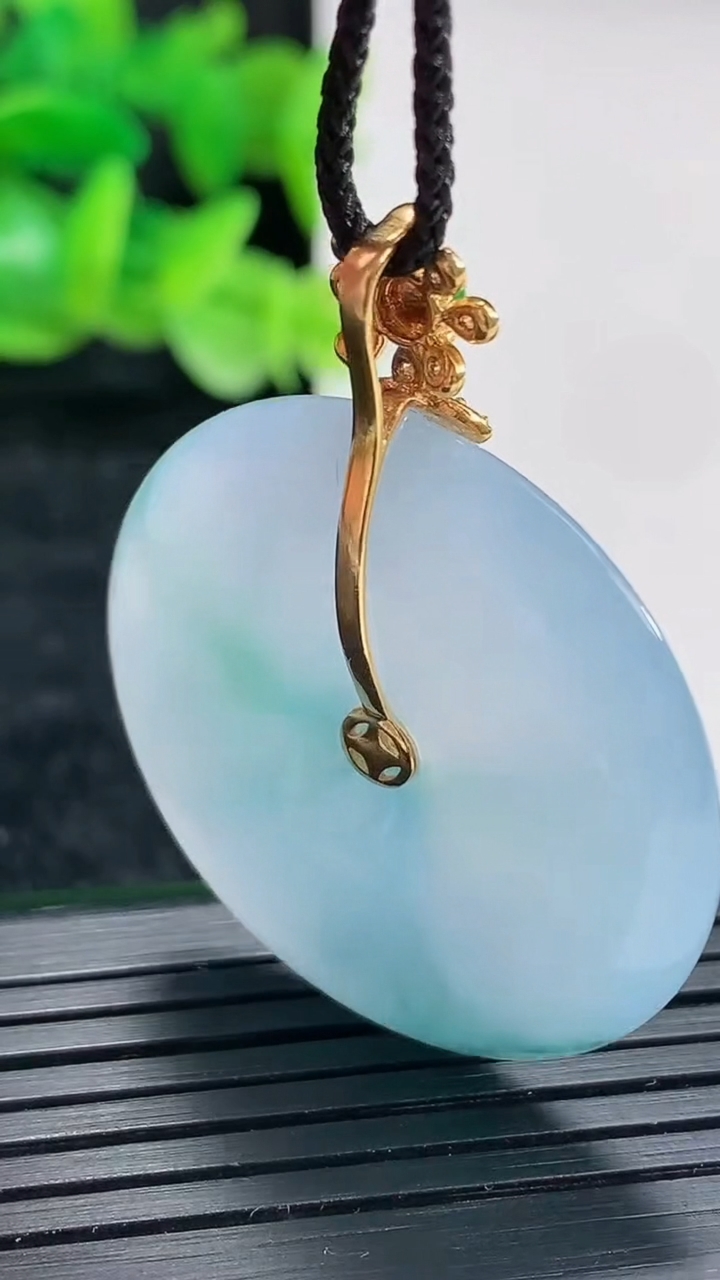 天然A货翡翠种紫罗兰 飘花平安扣吊坠尺寸33-5.8重量:14.37g
4月17日