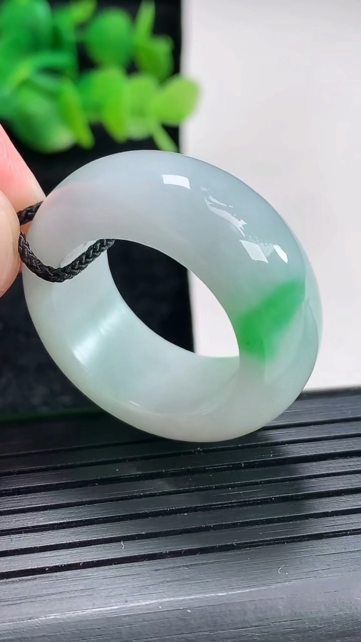 天然A货翡翠素面玉戒指扳指，尺寸21.5-12-5.8重量:17.05g2026年4月17日
工厂直销收藏佳品,种好水足，色泽均匀，有种有色，上手高大气！