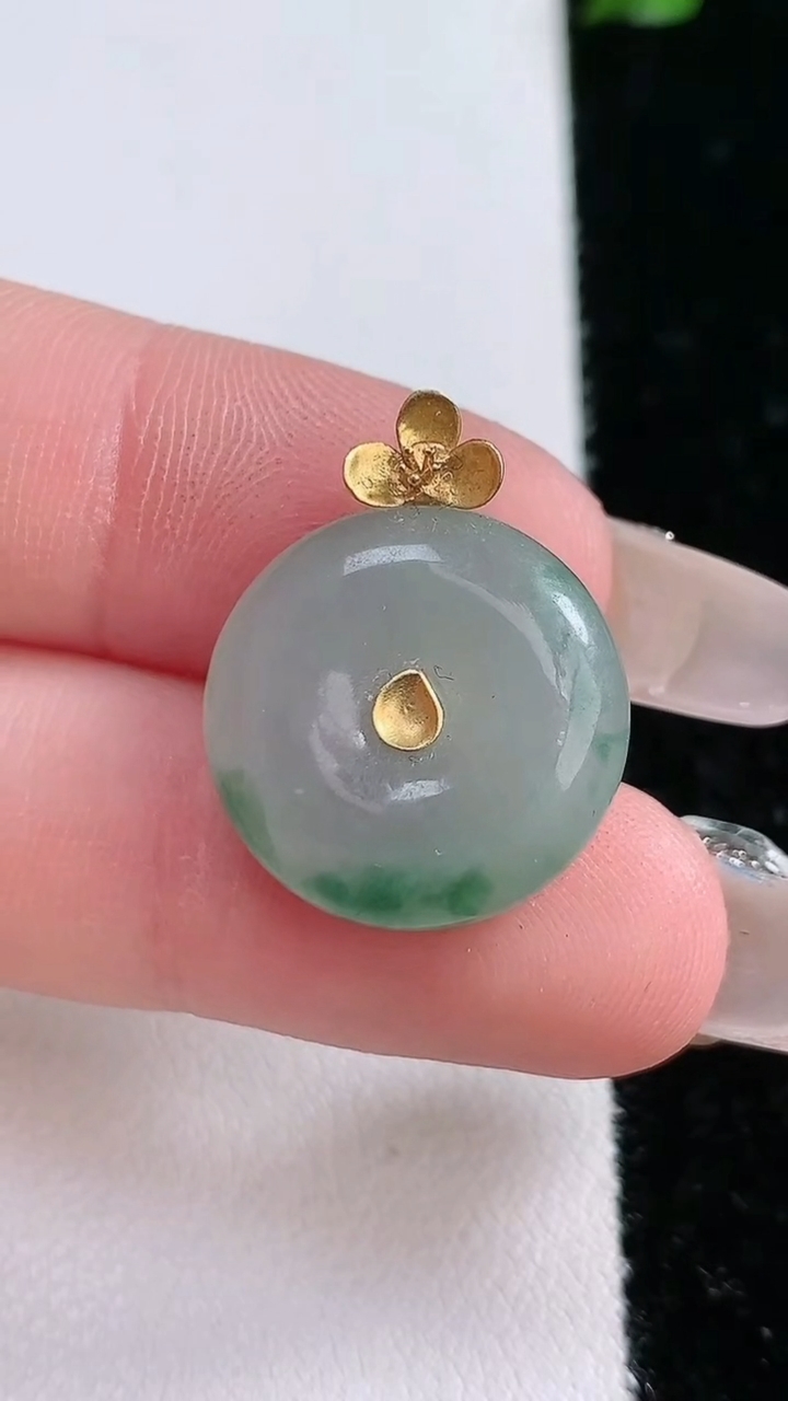 天然A货翡翠18K金飘花路路通吊坠，尺寸21.6-17.8-6.6，重:4.42g
4月17日