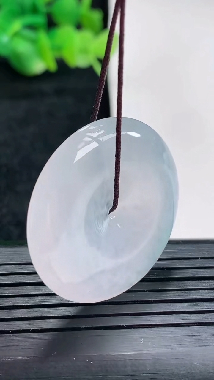 天然A货翡翠平安扣吊坠尺寸32-5.5重量:12.07g
4月17日