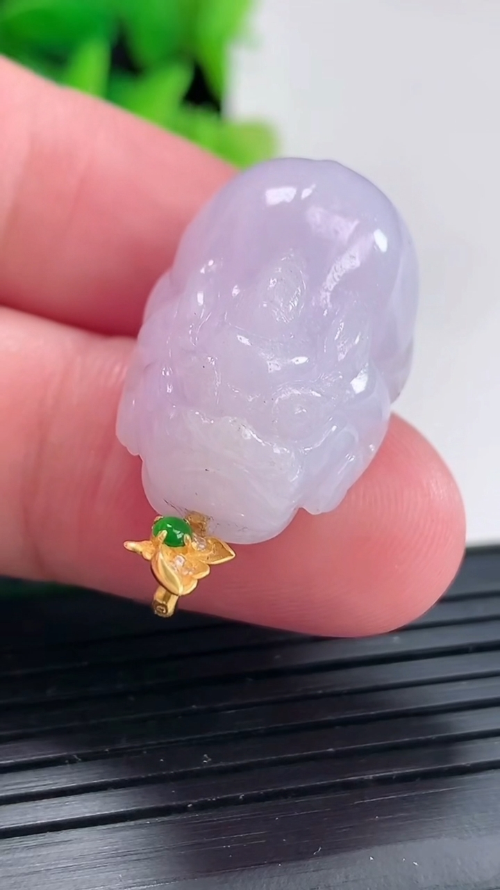 天然A货翡翠18k金紫罗兰貔貅吊坠尺寸25-17.5-13重量:11.18g
4月17日