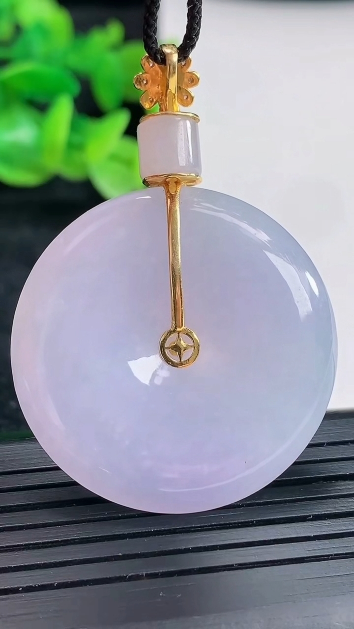 天然A货翡翠种紫罗兰平安扣吊坠尺寸34.5-6重量:16.62g
4月17日