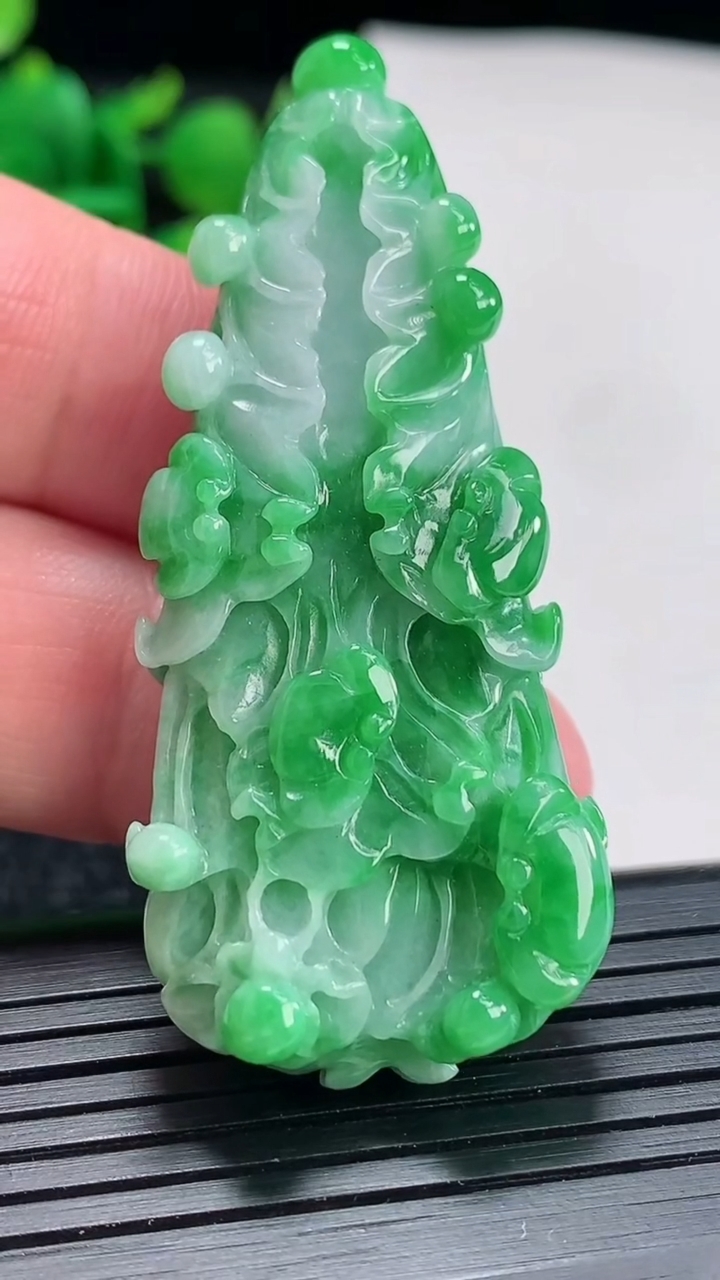 天然A货翡翠白菜吊坠尺寸56.6-25-11.2重量:21.38g
4月17日