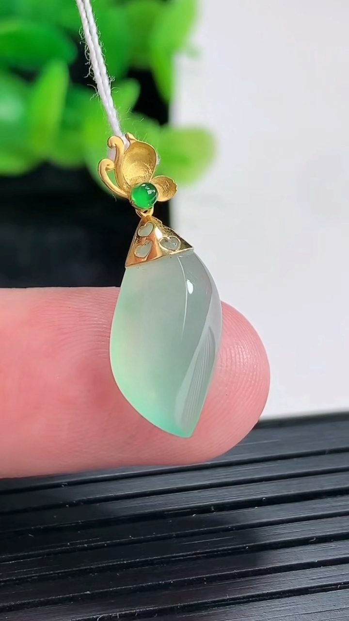 天然A货翡翠随形吊坠尺寸17.5-9.5-4.5重量:1.28g
4月17日