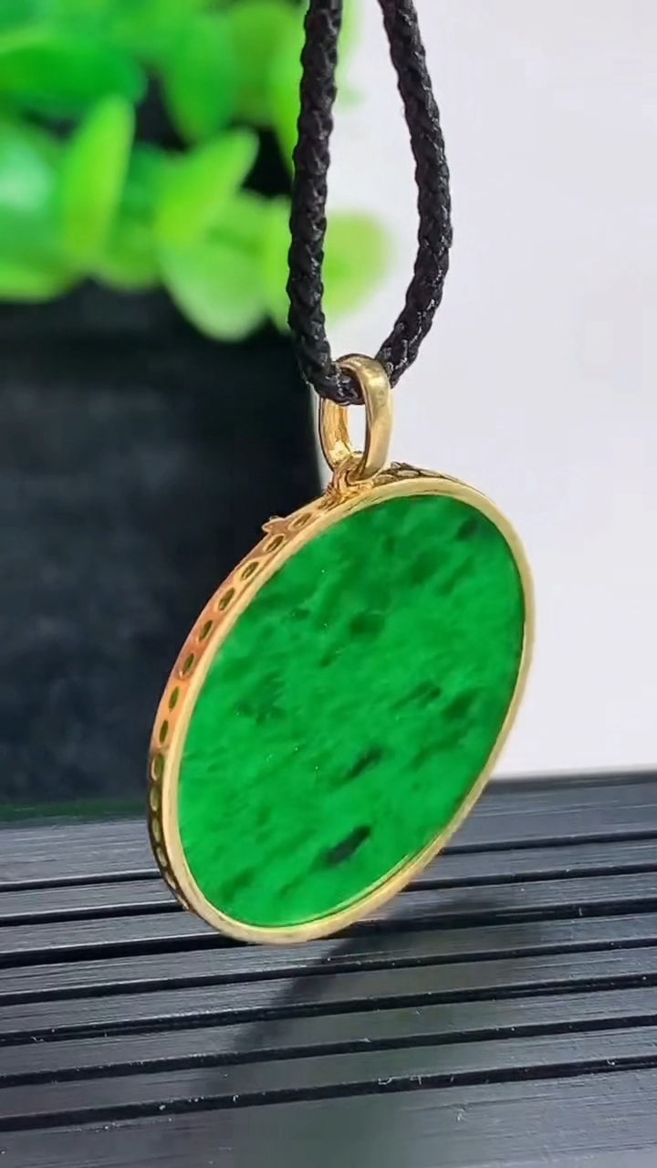 天然A货翡翠无事牌吊坠尺寸30-24-1.2，裸石23重量:2.34g
4月17日