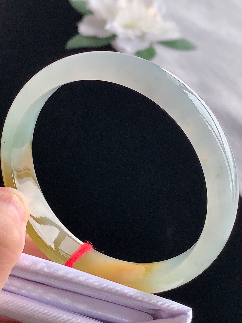 天然A货翡翠飘黄翡正装正圈手镯62-63大圈口 
尺寸62.5-13-7mm 0416