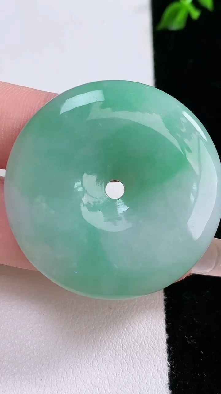 天然A货翡翠平安扣吊坠，尺寸38.6-6.6，重:21.41g
4月17日