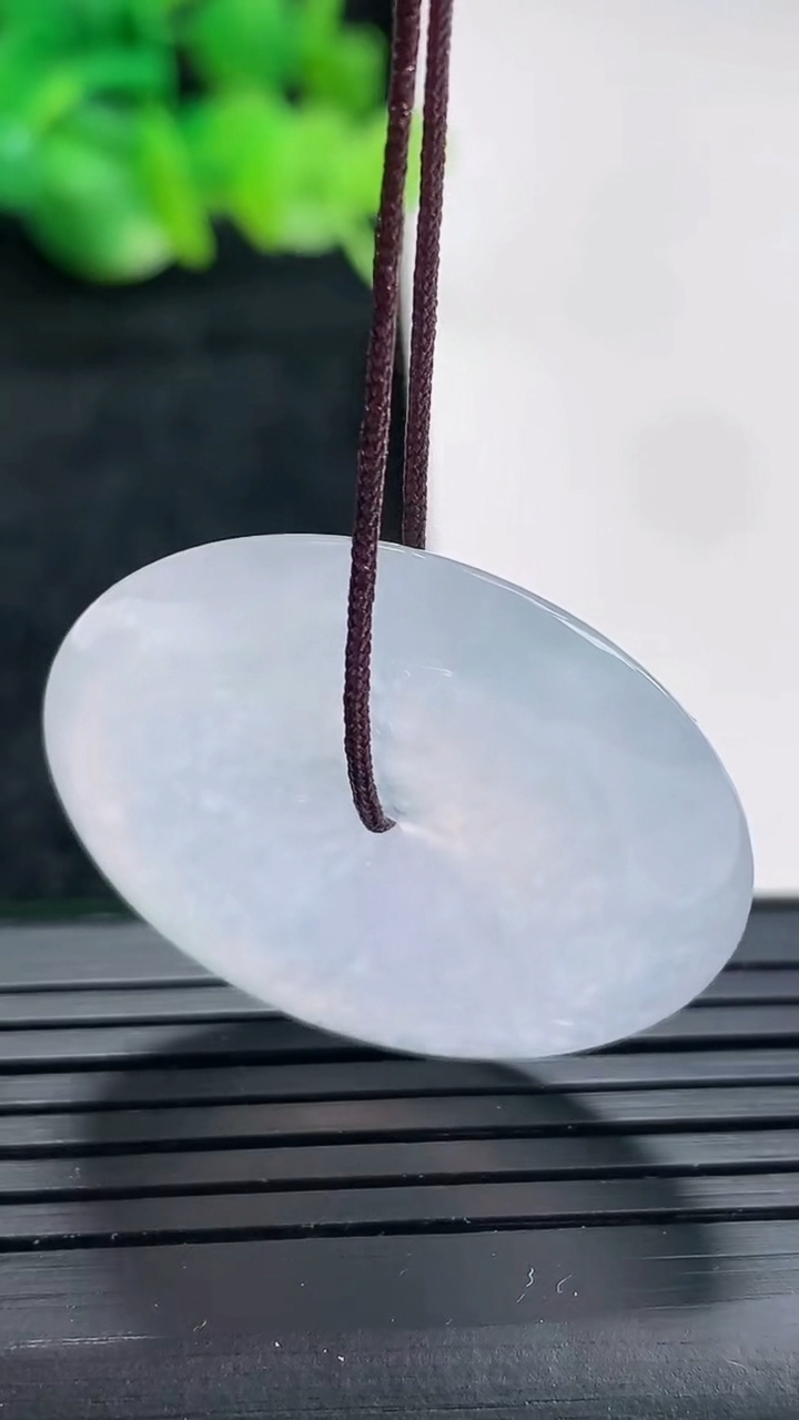 天然A货翡翠平安扣吊坠尺寸32-5.5重量:12.07g
4月17日