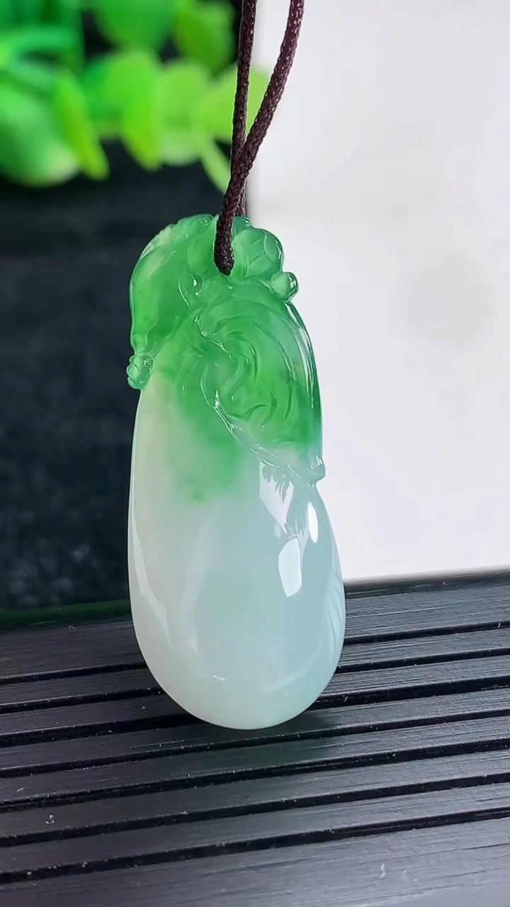 天然A货翡翠福袋吊坠尺寸35-14-6.5重量:4.82g
4月17日