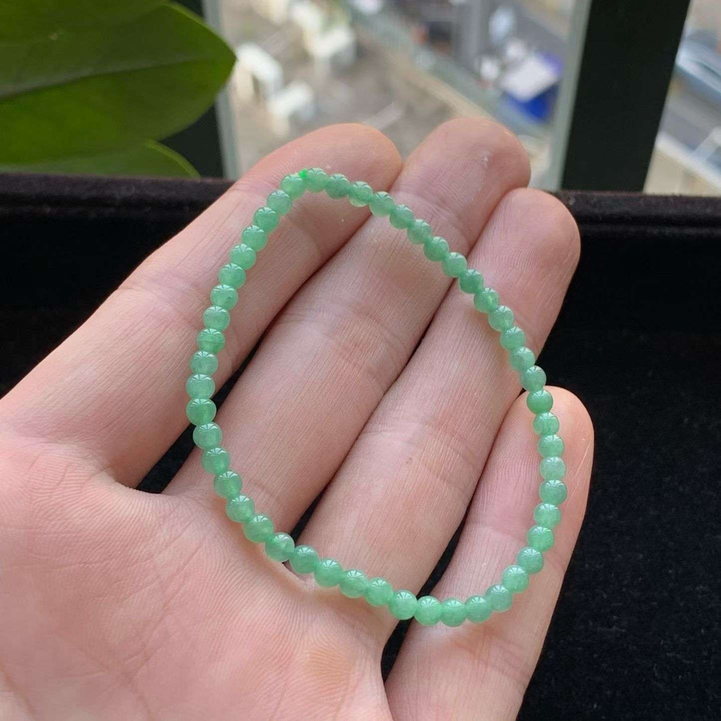 A货天然翡翠冰糯种满绿小米珠手链重量3.72
4月17日