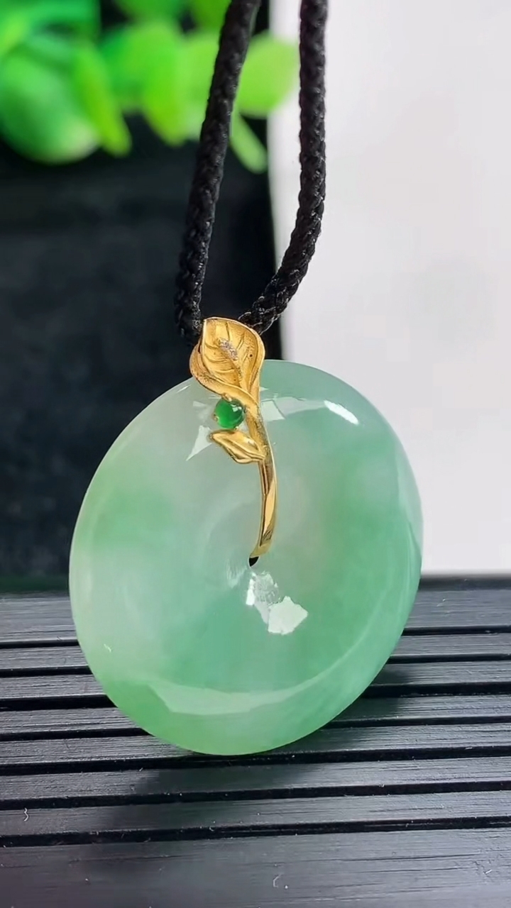 天然A货翡翠平安扣吊坠尺寸25-5.2重量:6.81g
4月17日