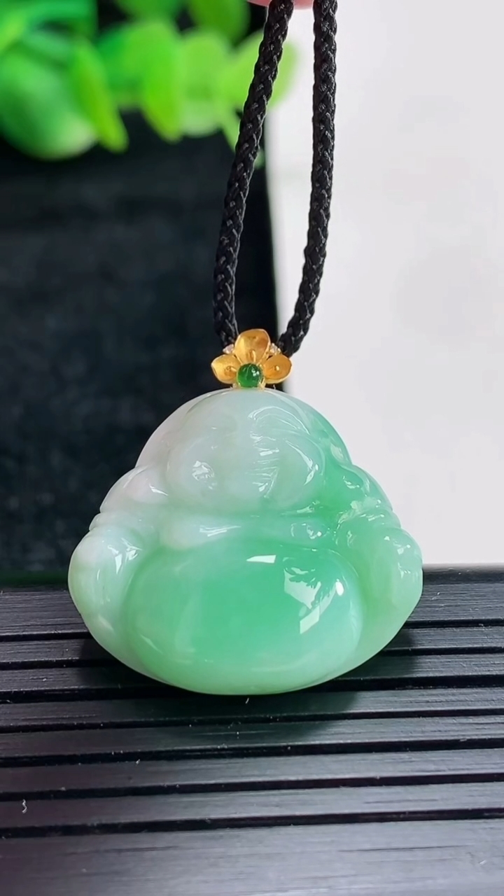 天然A货翡翠佛公吊坠尺寸21-24-6.6重量:5.89g
4月17日