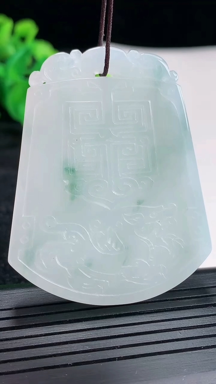 天然A货翡翠飘花仿古龙牌吊坠尺寸53-42.5-5.5重量:30.82g
4月17日