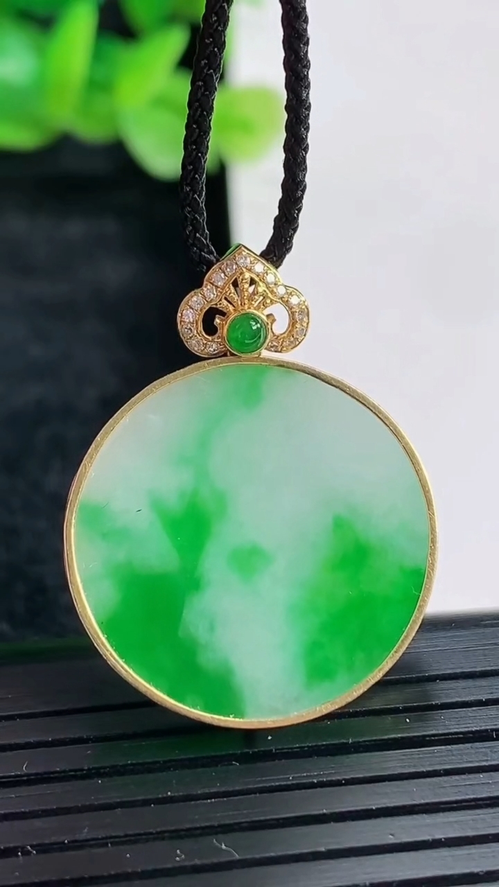 天然A货翡翠无事牌吊坠尺寸30.5-23-3.3，裸石23重量:5.00g
4月17日