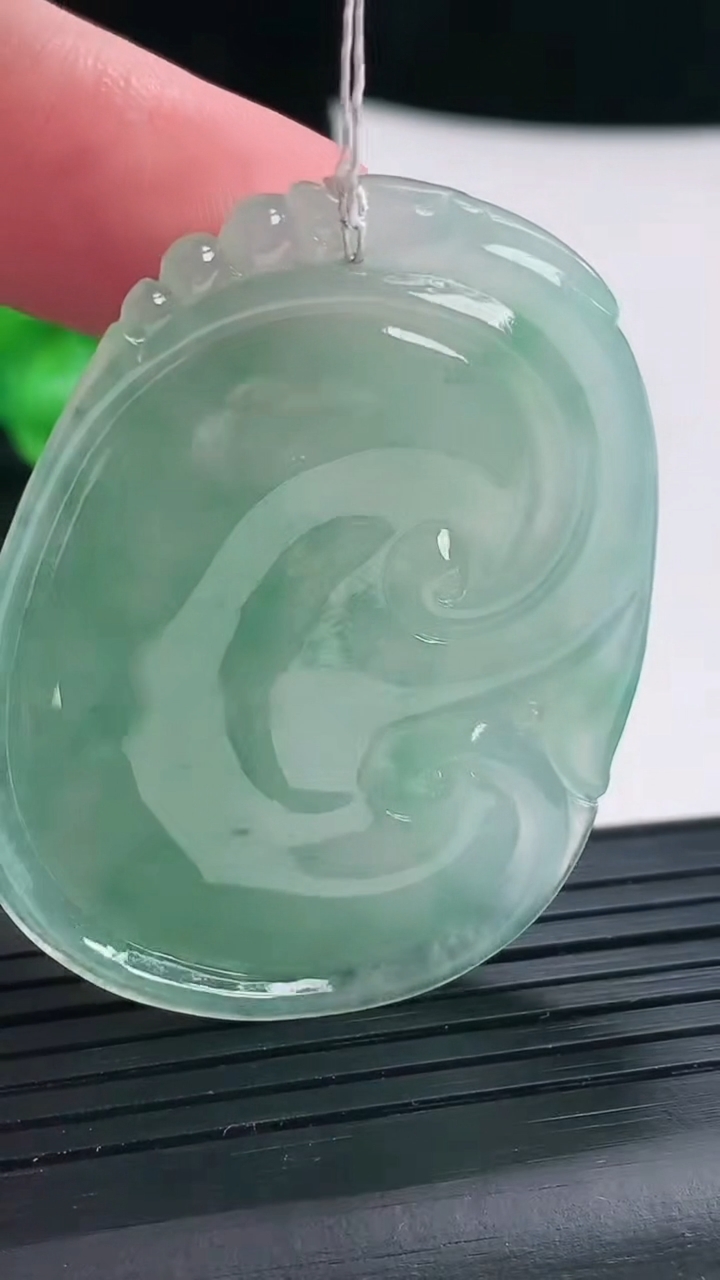 天然A货翡翠飘花如意吊坠尺寸49-37-6.2重量:20.33g
4月17日