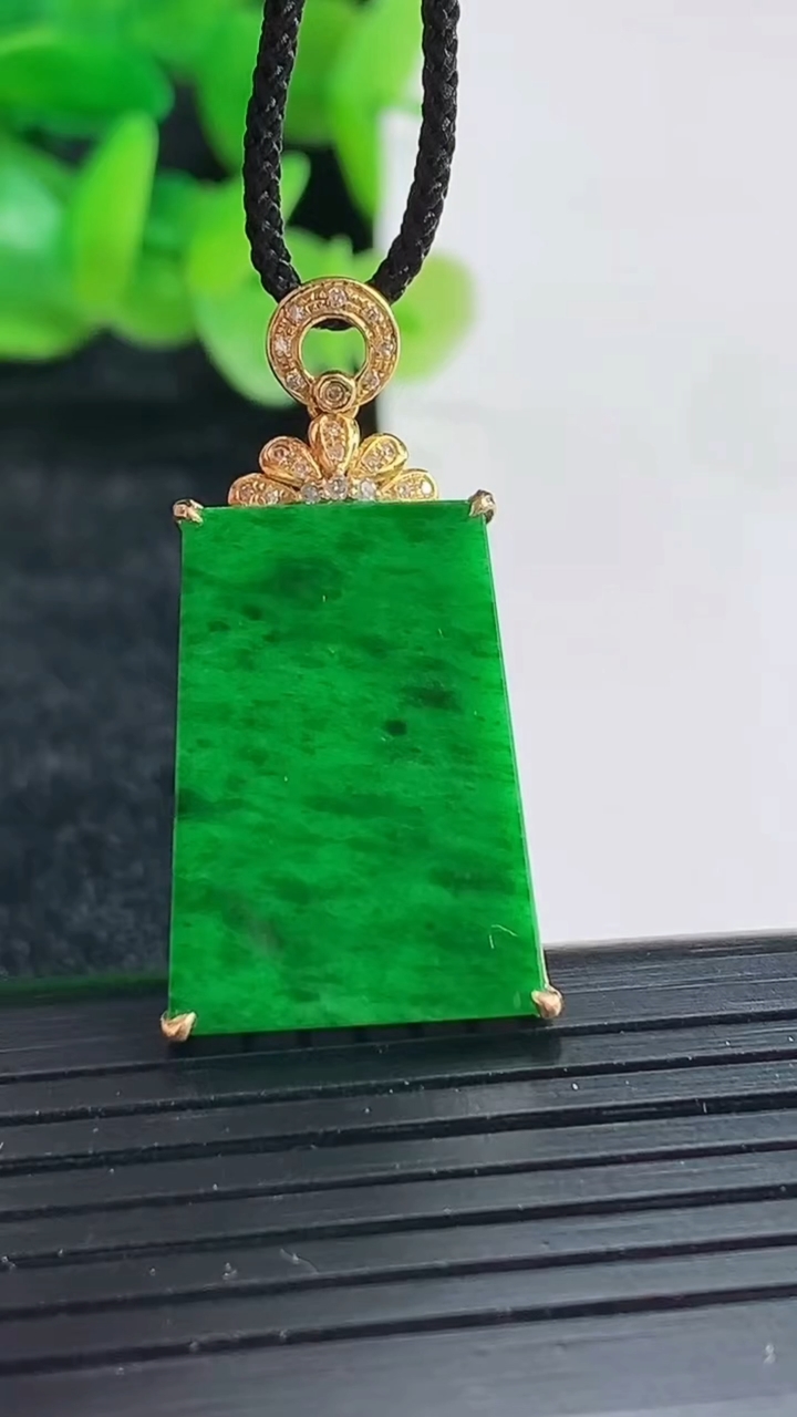 天然A货翡翠无事牌吊坠尺寸32-16.5-3.8，裸石22-17重量:2.74g
4月17日