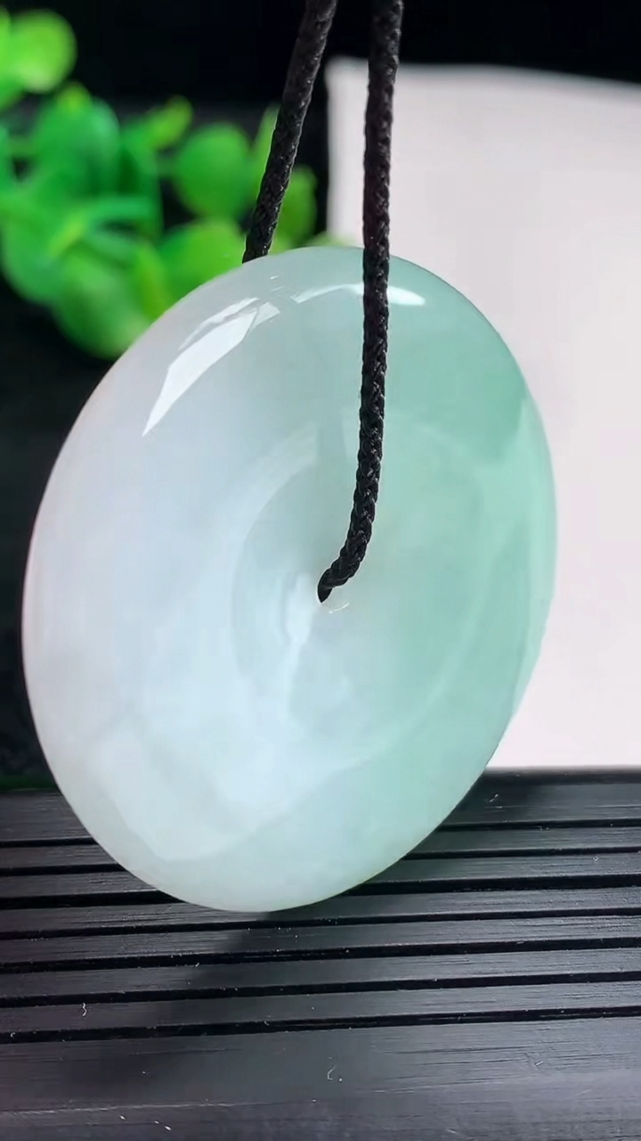 天然A货翡翠平安扣吊坠尺寸42-5.8重量:22.59g
4月17日