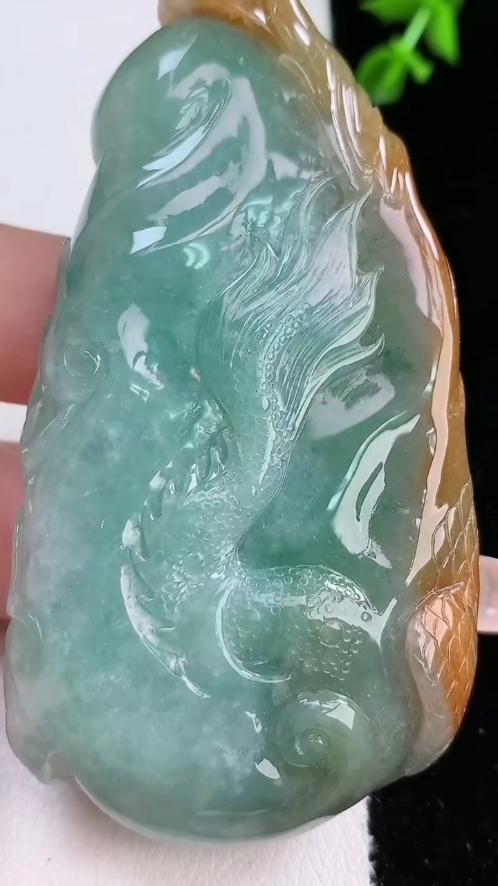 天然A货翡翠双彩龙牌吊坠，尺寸74.2-39.6-15.8，重:75.66g
4月17日