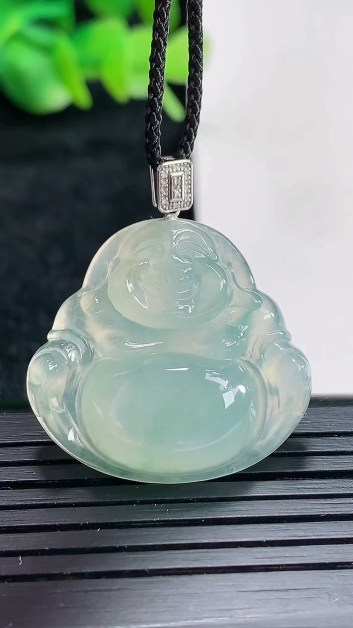 天然A货翡翠佛公吊坠尺寸26-28-6.2重量:6.66g
4月17日