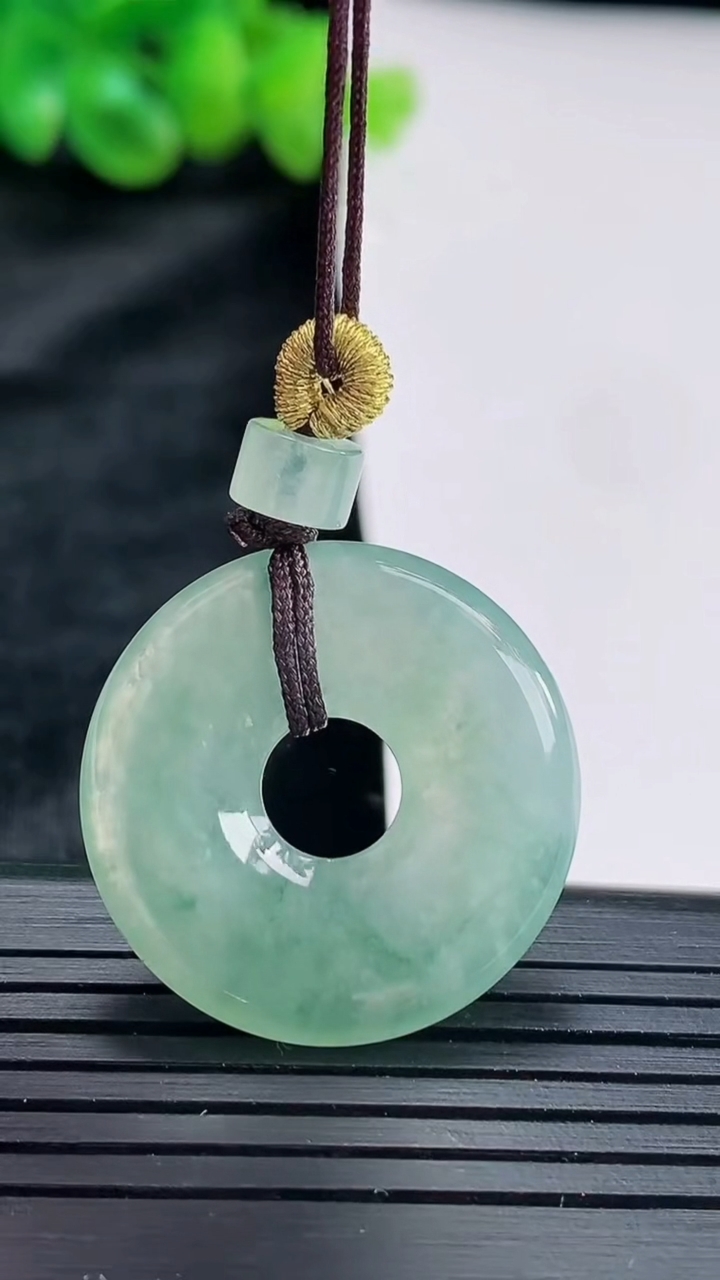 天然A货翡翠飘花平安环吊坠尺寸26-4重量:6.04g
4月17日