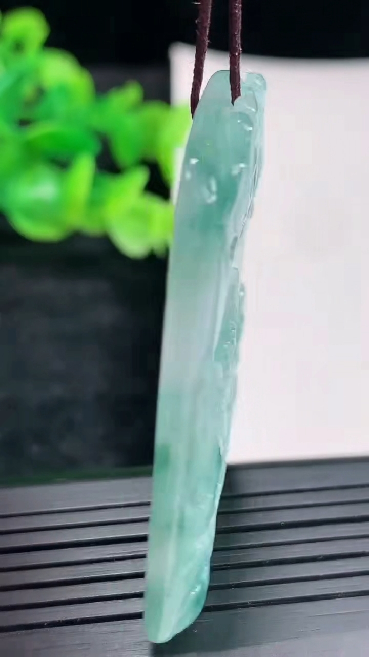 天然A货翡翠牌吊坠尺寸51-36.5-4.5重量:22.84g
4月17日