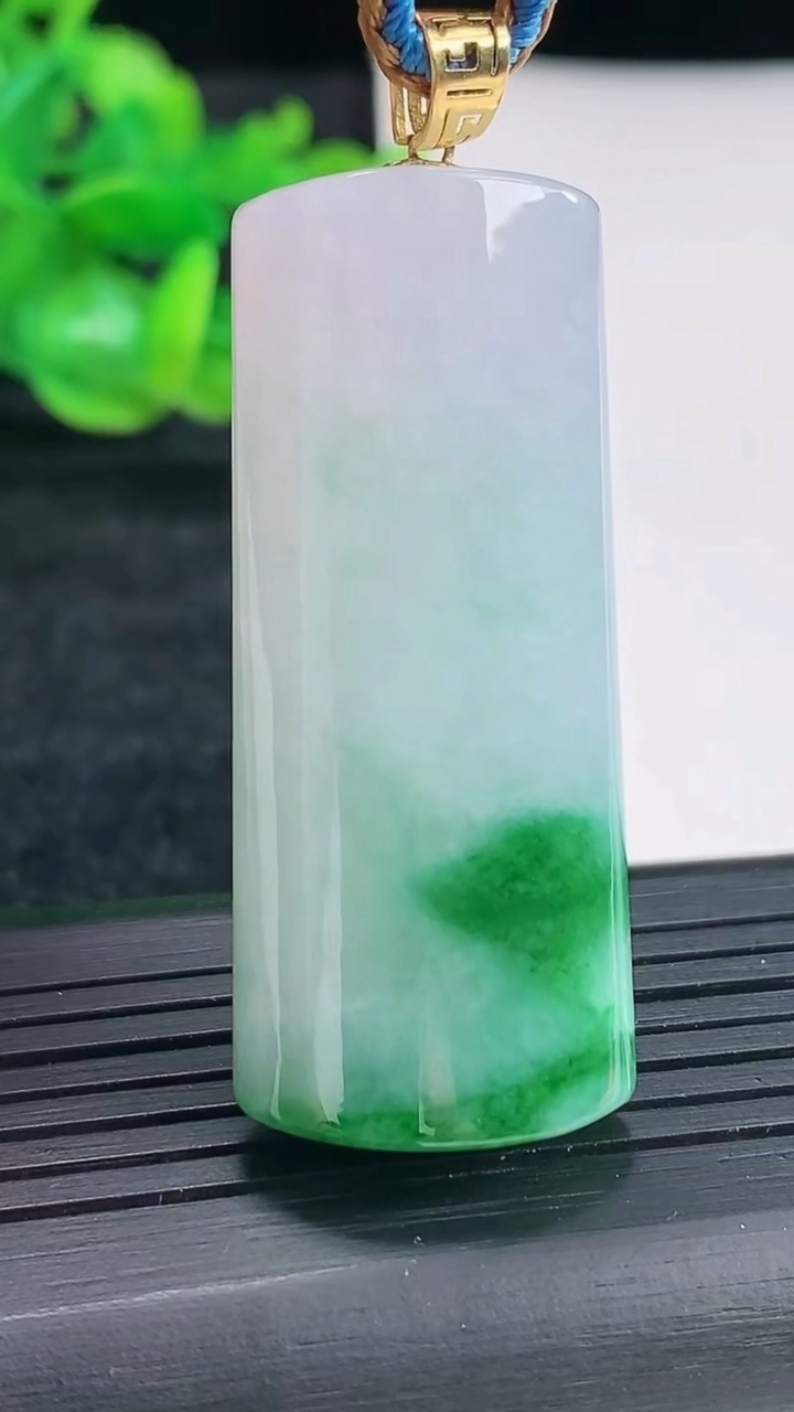 天然A货翡翠平安柱吊坠尺寸46-19.6-10.5重量:27.40g
4月17日