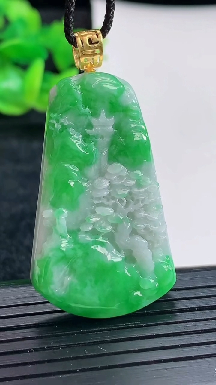 天然A货翡翠山水牌吊坠尺寸41-25-6.2重量:13.79g
4月17日