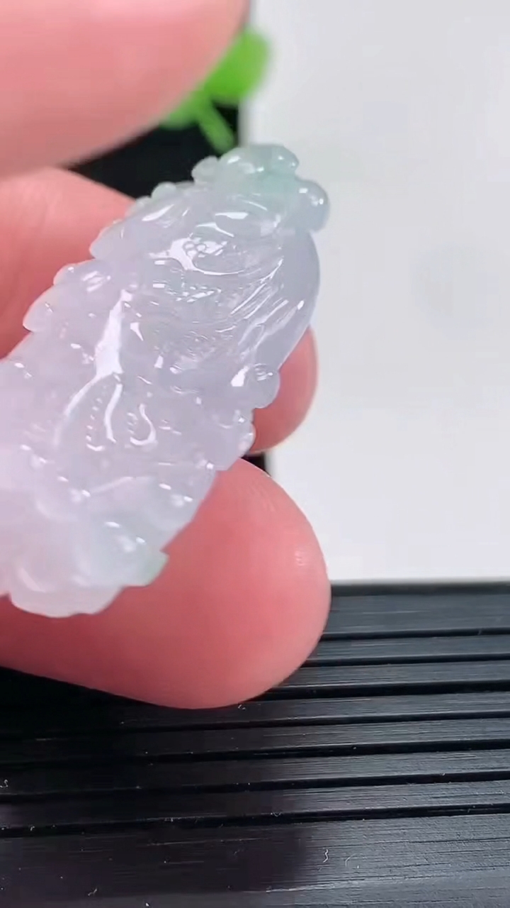 天然A货翡翠春带彩 紫罗兰白菜吊坠尺寸37-18-10.5重量:10.62g
4月17日