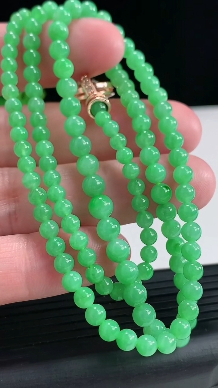 天然A货翡翠圆珠项链，尺寸4.5-129颗重量:21.82g
4月17日