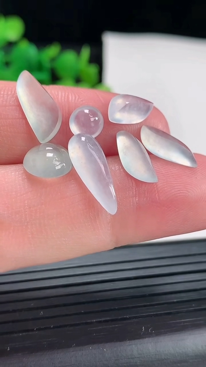 天然A货翡翠随形蛋面镶嵌件一手尺寸15-5-4重量:3.00g
4月17日