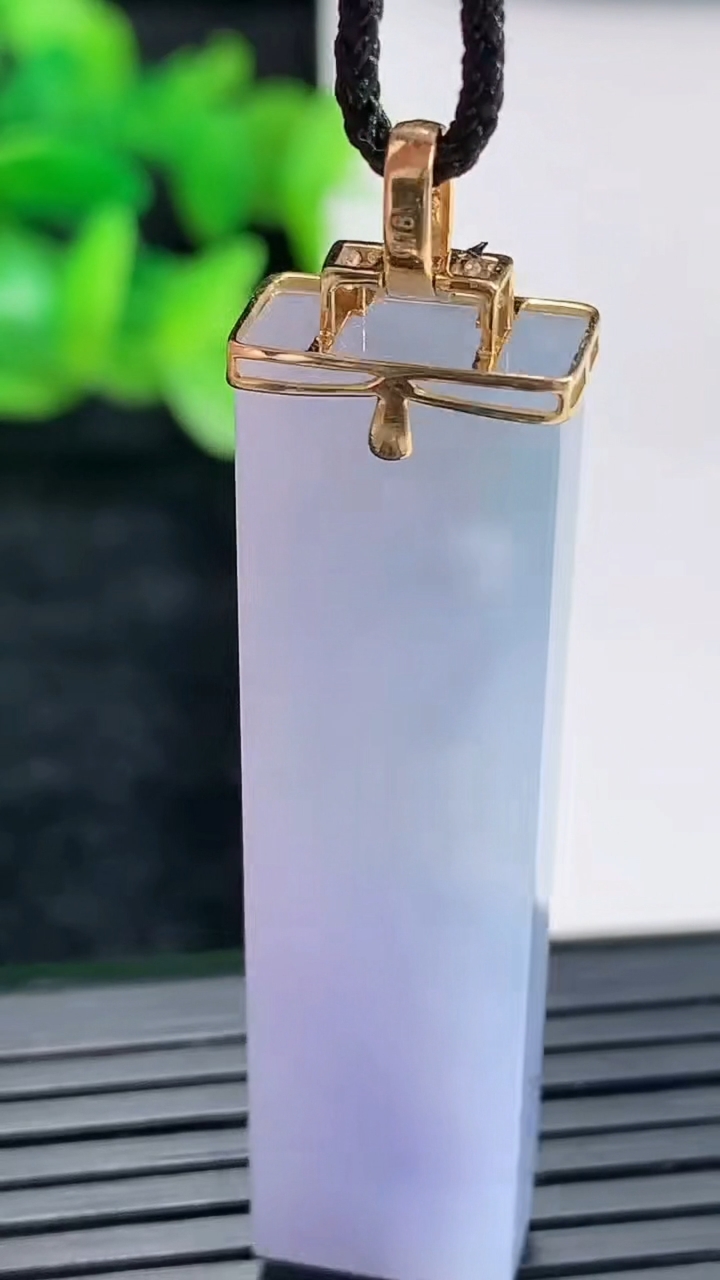 天然A货翡翠18k金紫罗兰无事牌吊坠尺寸42-11-6重量:11.08g
4月17日