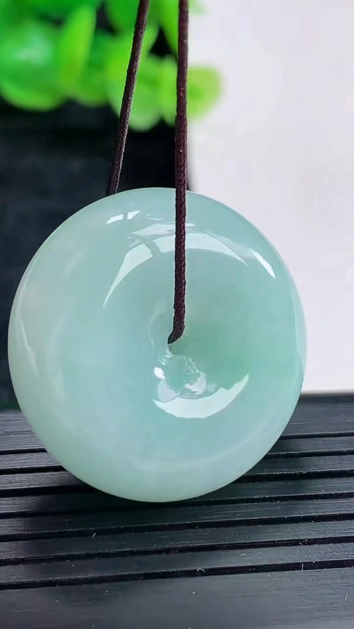 天然A货翡翠平安扣吊坠尺寸28-12重量:20.18g
4月17日