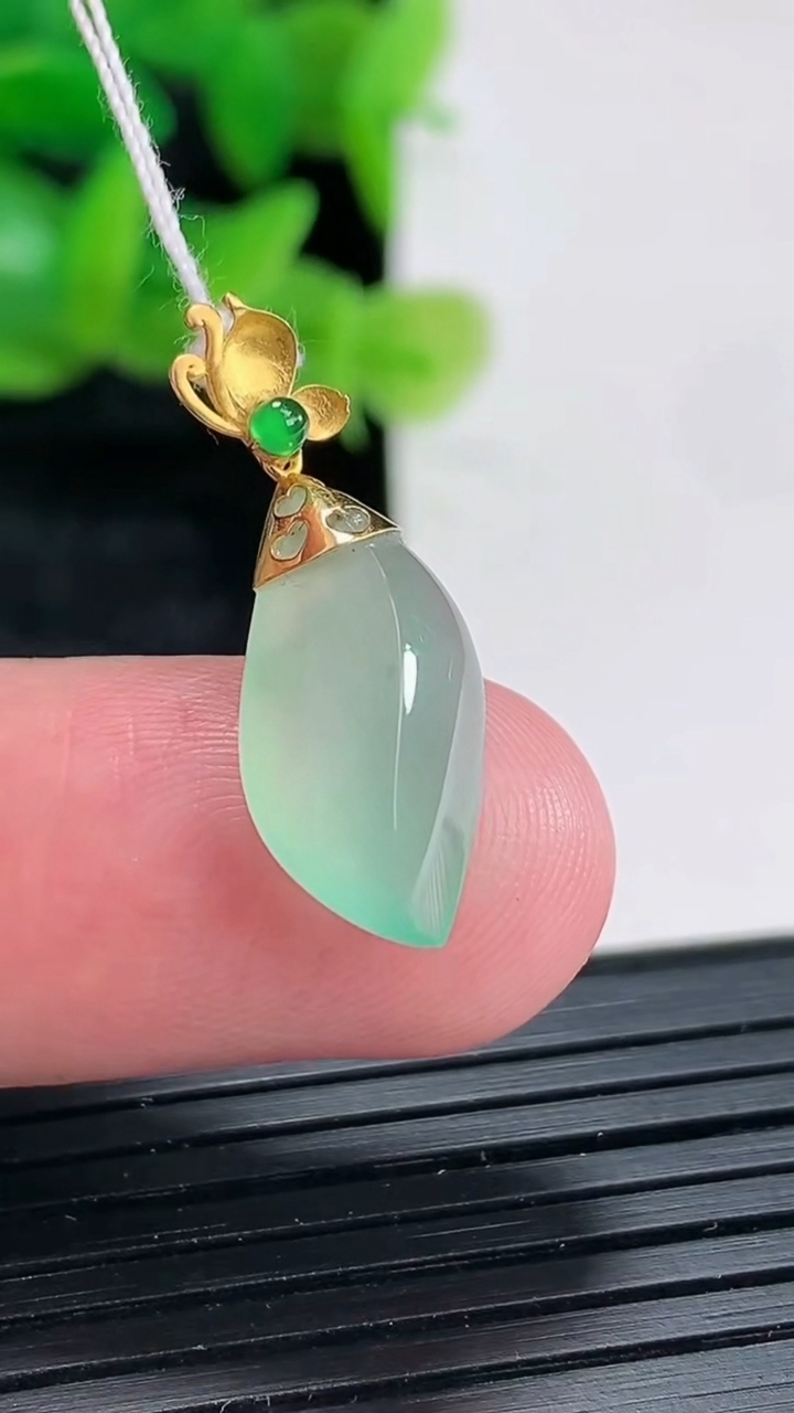 天然A货翡翠随形吊坠尺寸17.5-9.5-4.5重量:1.28g
4月17日