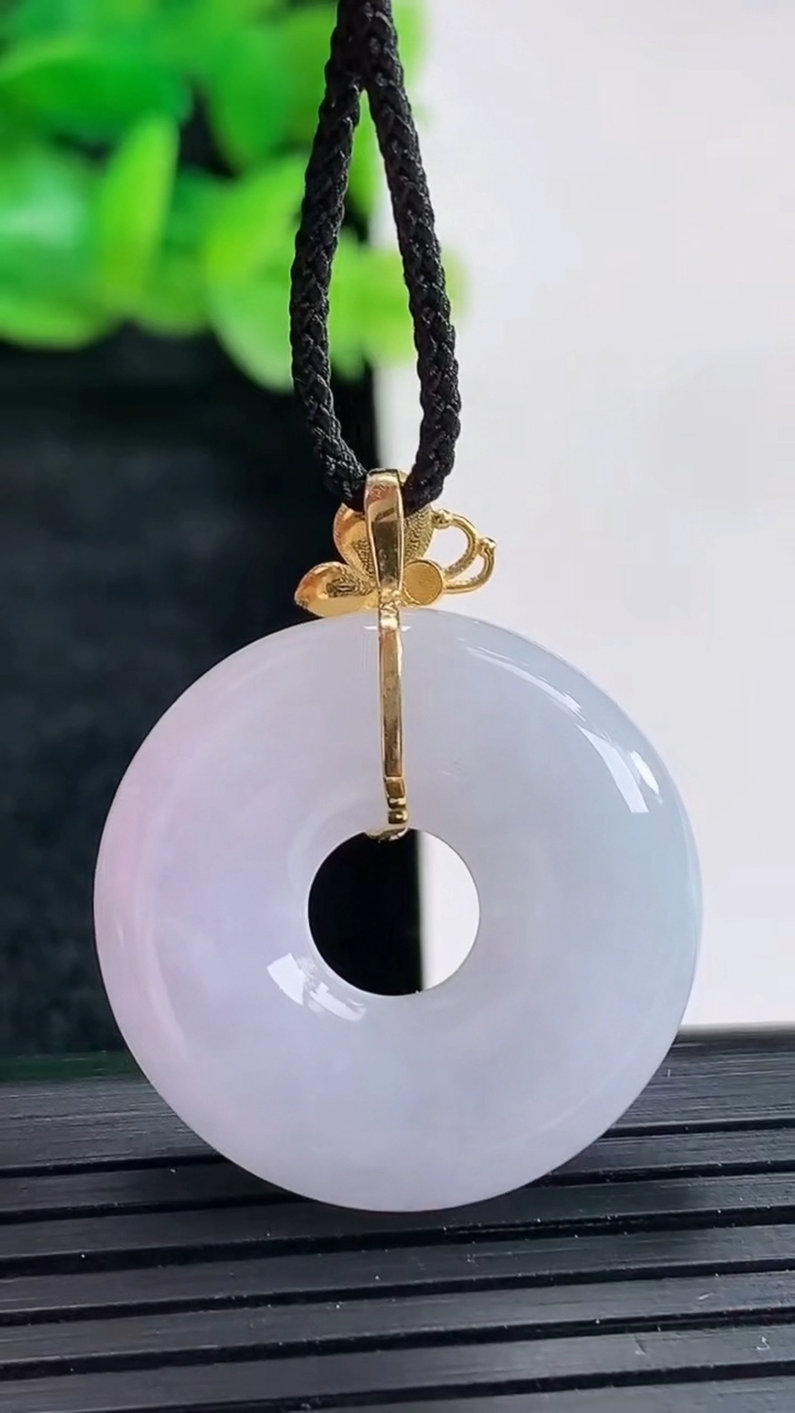 天然A货翡翠18k金紫罗兰平安环吊坠尺寸25-6重量:7.98g
4月17日