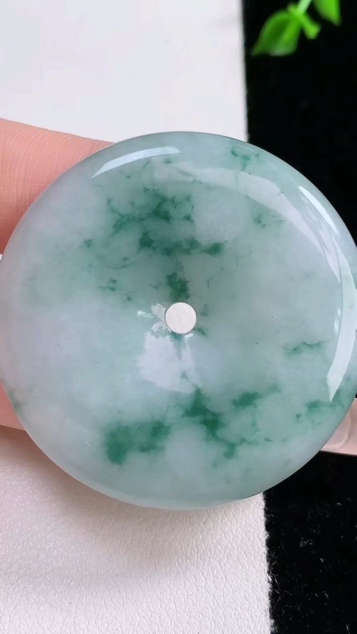 天然A货翡翠飘花平安扣吊坠，尺寸44.2-6，重:25.82g
4月17日