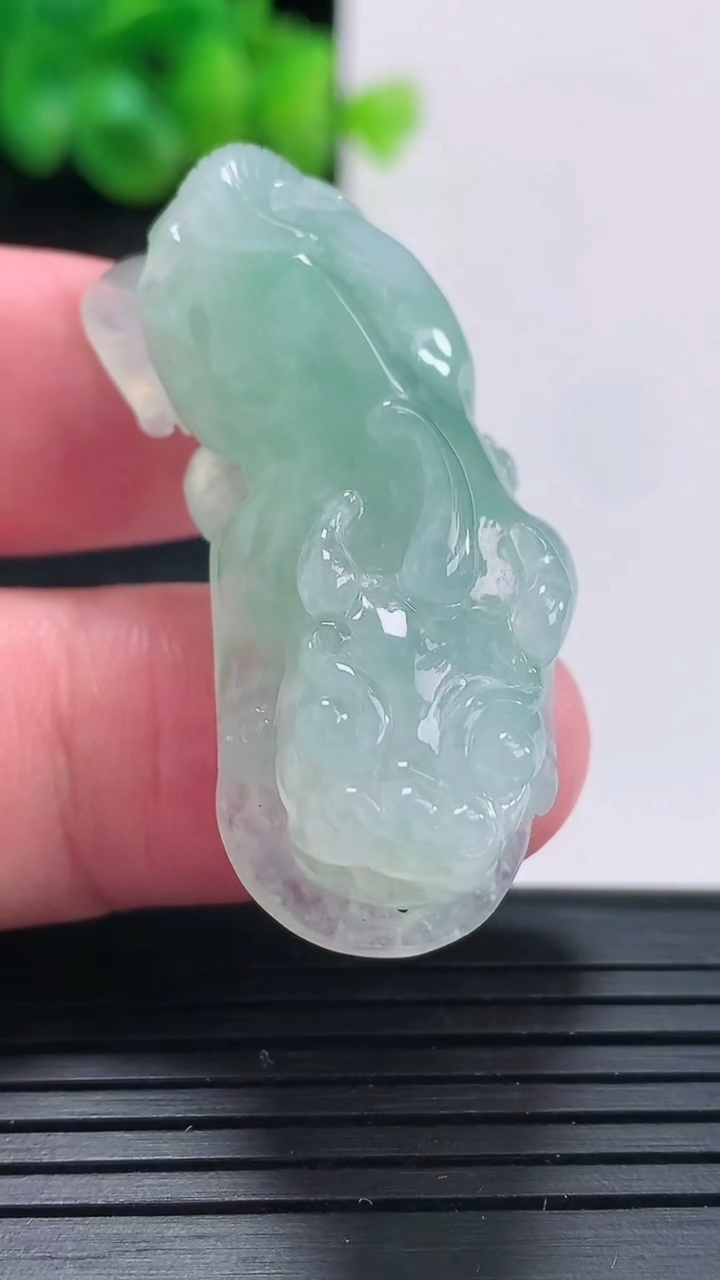 天然A货翡翠貔貅吊坠尺寸41-17.5-14重量:18.43g
4月17日